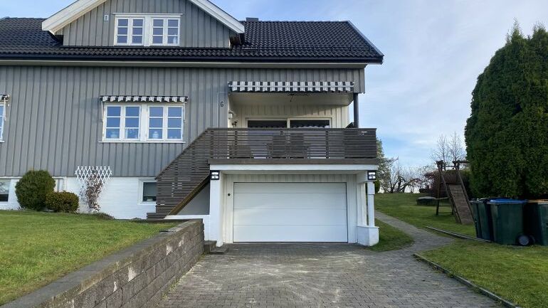 Grått hus med hvit garasje