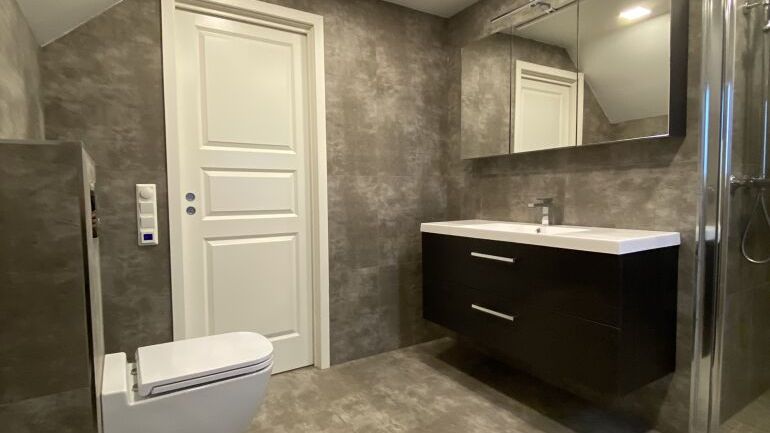 Nyoppusset bad med grå vegger